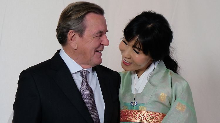 Offenbar im Gute-Laune-Modus: Gerhard Schröder und Soyeon Kim.