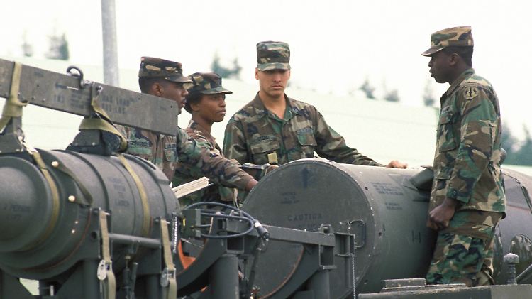 1988: US-Soldaten verladen Mittelstreckenraketen. Die Debatte um deren Abrüstung könnte nun wieder beginnen.