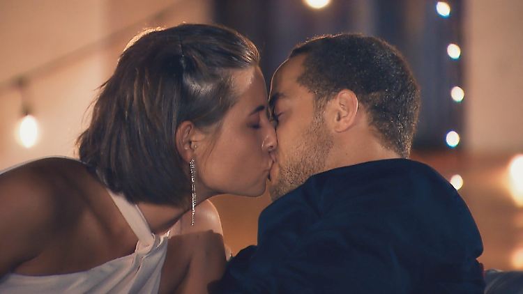 Endlich! Es wird geknutscht! Der Bachelor und Jennifer.