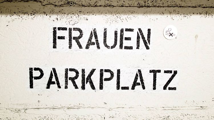 In privaten Parkhäusern ist das Ausweisen eines Frauenparkplatzes gestattet, im öffentlichen Raum indes nicht.