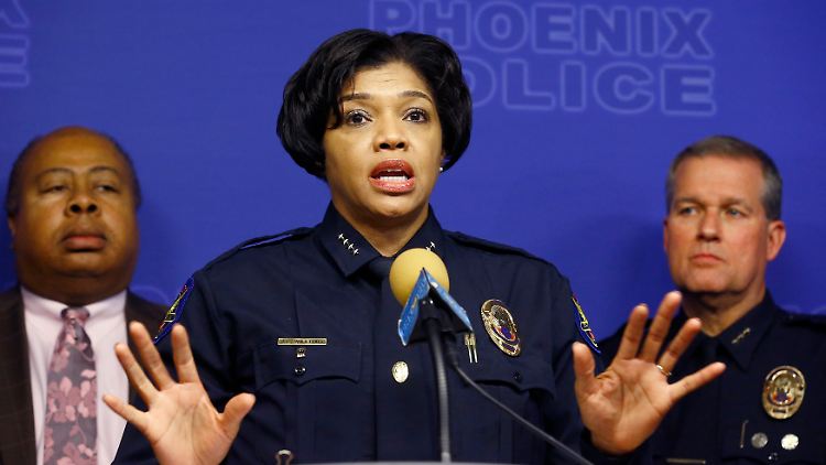 Polizeichefin Jeri Williams informiert über den Stand der Ermittlungen.