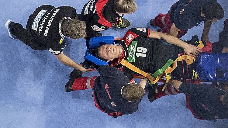 Der bittere WM-Moment als DHB-Spielmacher Martin Strobel von der Platte getragen werden musste.