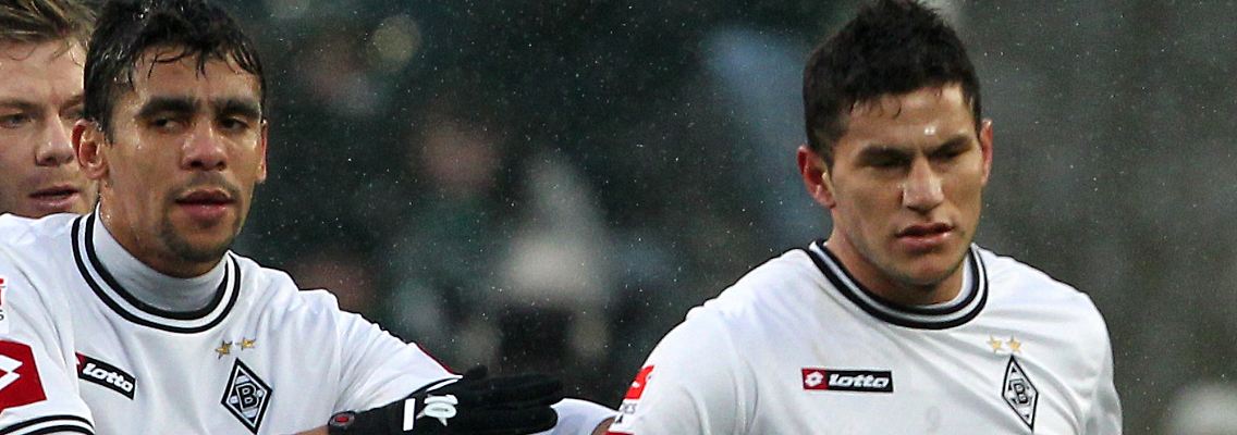 Und tschüss: Mönchengladbachs Raul Bobadilla, rechts, muss im Spiel gegen Hannover vom Platz.