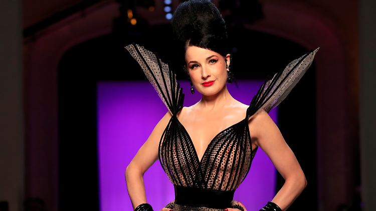 Blickdicht ist anders: Dita von Teese.