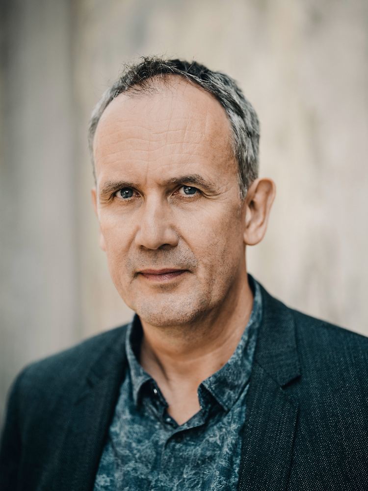 Volker Kutscher, geboren 1962, arbeitete nach dem Studium der Germanistik, Philosophie und Geschichte zunächst als Zeitungsredakteur und Drehbuchautor, bevor er seinen ersten Kriminalroman schrieb. Heute lebt er als freier Autor in Köln.