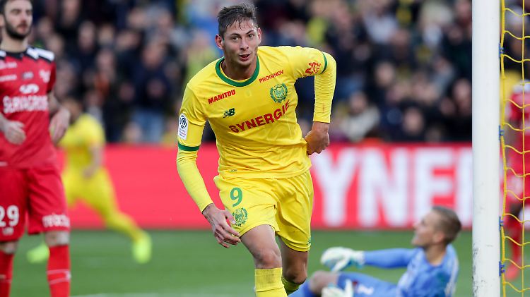 Emiliano Sala wird seit Mittwoch vermisst. Er ist vermutlich mit dem Flugzeug über dem Ärmelkanal abgestürzt.