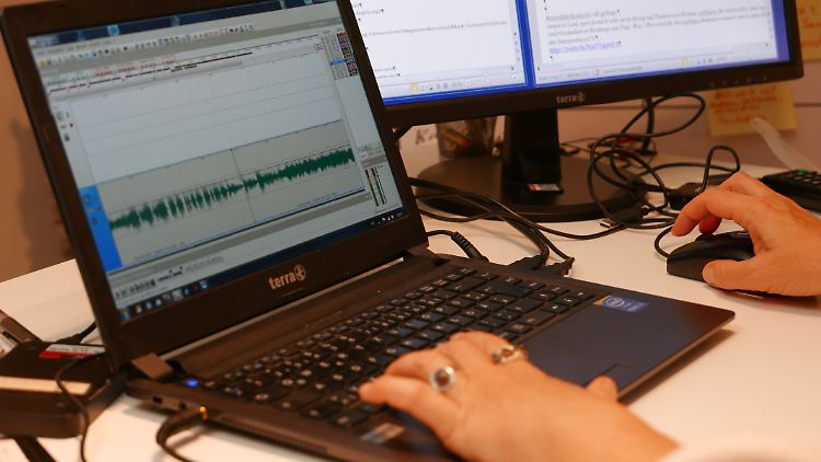 Die Töne werden technisch bearbeitet, inhaltlich behält der Erzählende die Hoheit über seine Lebensgeschichte.