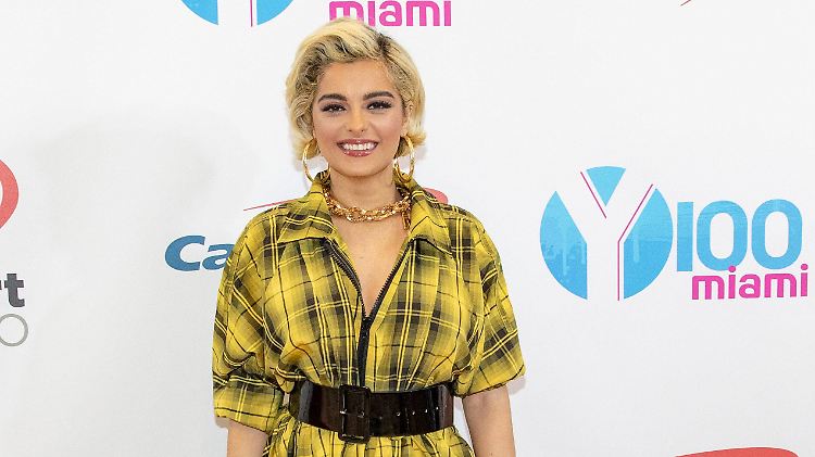 Bebe Rexha ist 1,65 Meter groß und trägt Kleidergröße 38/40. Eine ganz normale Frau eben. 