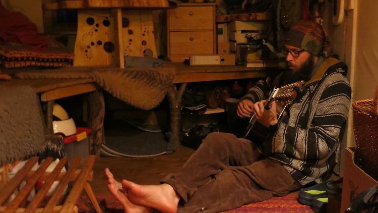 Marco lebt mit seiner Frau Kaya und zwei Hunden in einem Tiny House.