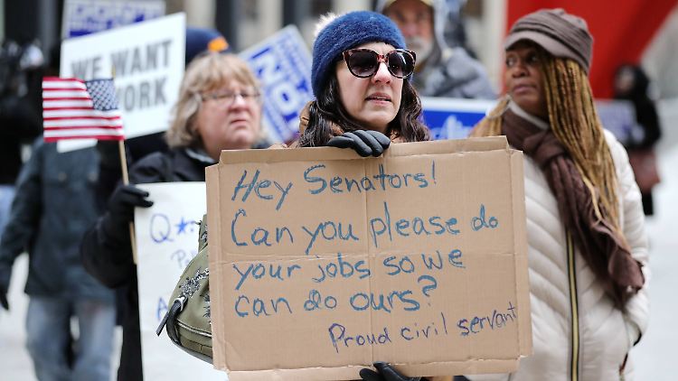 Protest von Angestellten des Bundes in Chicago: "He, Senatoren! Könnt ihr bitte euren Job machen, damit wir unseren machen können?"