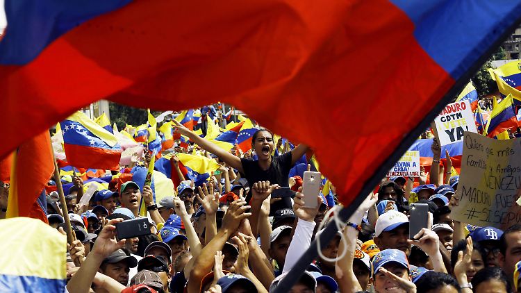 Die Lage in Venezuela ist unübersichtlich. Die Menschen sind unzufrieden und gehen auf die Straße. Mindestens 175 Demonstranten wurden bereits festgenommen.