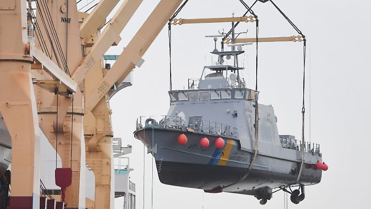 Ein Patrouillenboot beim Verladen auf ein Containerschiff im Hafen von Mukran.