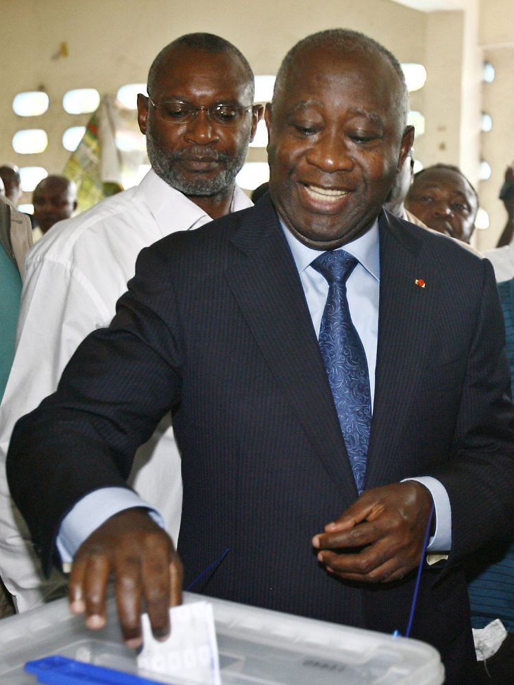 Trotz internationaler Proteste ist der ivorische Präsident Laurent Gbagbo für eine weitere fünfjährige Amtszeit vereidigt worden. (Archivfoto vom 28.11.2010 bei der Stimmabgabe)