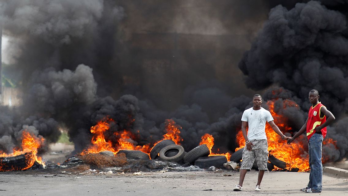 Feuer in Abidjan: Seit Tagen herrschen in der Stadt bürgerkriegsähnliche Zustände (Bild vom 06.12.).