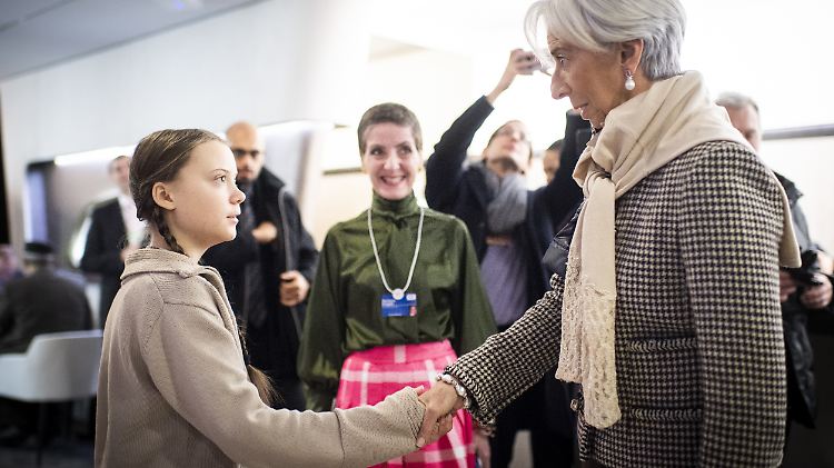 Greta Thunberg (l) trifft sich in Davos mit IWF-Direktorin Christine Lagarde (r).