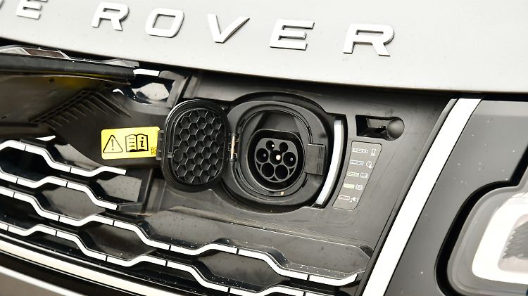 Die Steckdose für den 13 kWh leistenden Lithium-Ionen-Akku befindet sich hinter dem Kühlergrill.