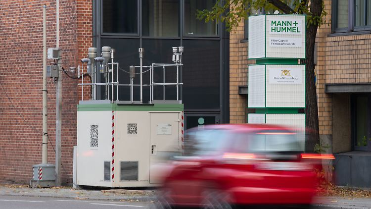 Filtersäule am Neckartor in Stuttgart neben einer Luft-Messstation.