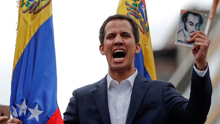 Juan Guaidó fordert Nicolás Maduro heraus.