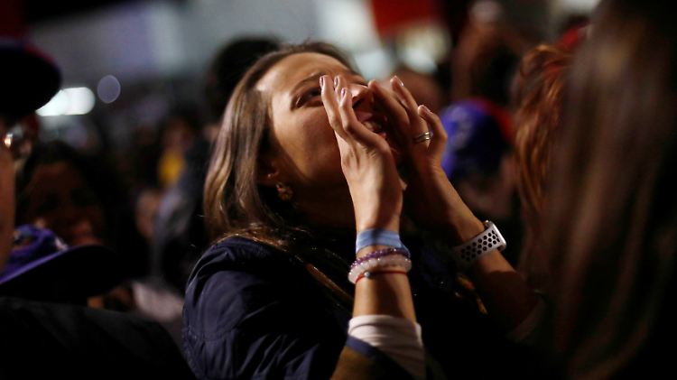 Mehrere Millionen Menschen haben Venezuela verlassen - so wie diese Frau, die in Mexiko Stadt für Juan Guaidó demonstriert.