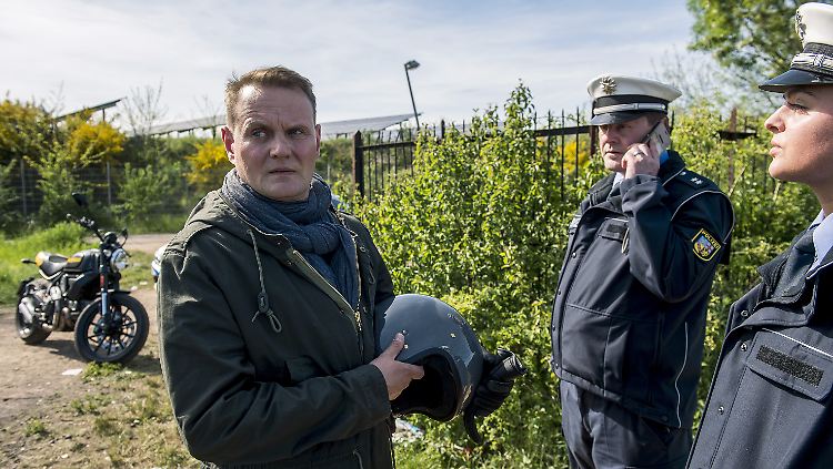 Sein letzter "Tatort": Kriminalhauptkommissar Jens Stellbrink (Devid Striesow) mit Polizeikollegen bei der Fahndungsabsprache.