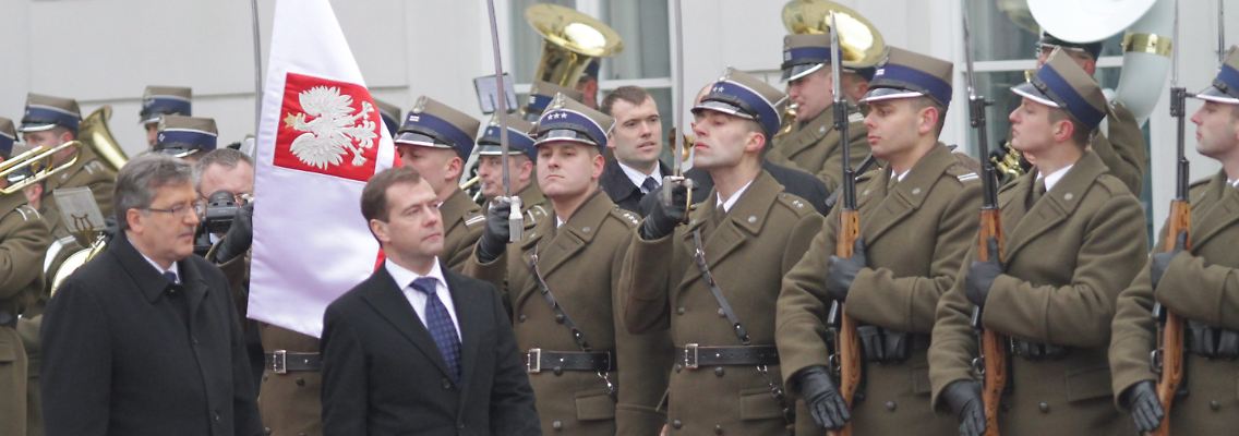 Russlands Präsident Medwedew wird vom polnischen Staatsoberhaupt Komorowski vor dem Präsidentenpalast mit militärischen Ehren empfangen.