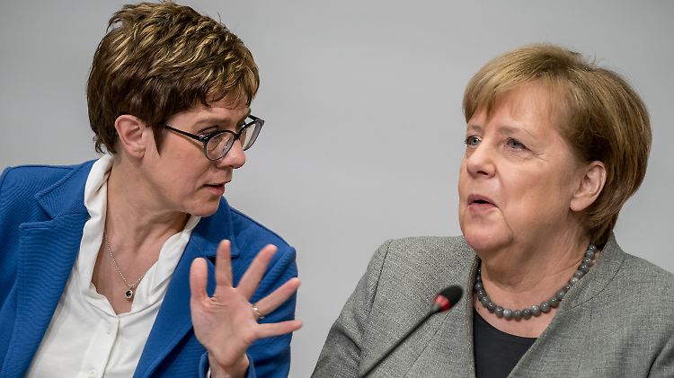 Die CDU-Vorsitzende Annegret Kramp-Karrenbauer und ihre Vorgängerin, Kanzerlin Angela Merkel. Ausgerechnet zum parteiinternen Gespräch über Flüchtlingspolitik wird Merkel nicht anwesend sein.