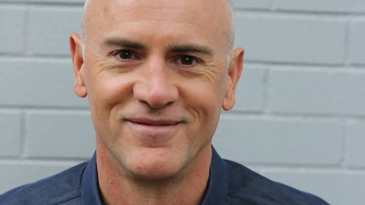 Nachdem er jahrelang andere psychisch belastenden Therapien unterzogen hat, um sie von der Homosexualität zu heilen, lebt Matheson nun selbst offen schwul. 
