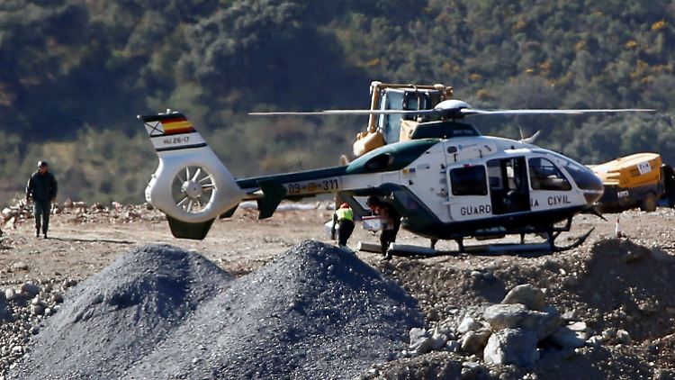 Am Unglücksort steht inzwischen ein Hubschrauber bereit.