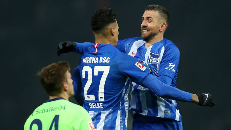 Ibisevic (r) freut sich mit Sturmkollege Selke über den Ausgleichstreffer.