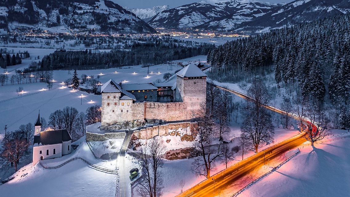 Es ist kalt in Europa. Auch an der Burg Kaprun in Österreich. Aber schön sieht es aus.