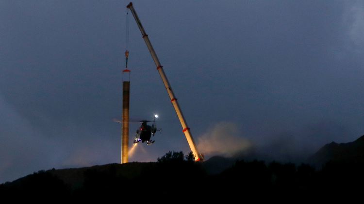 Ein Hubschrauber der Guardia Civil nähert sich dem Einsatzort in Totalán: Julen ist tot.