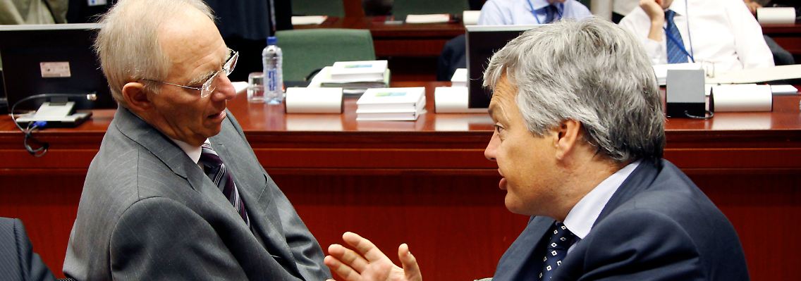 Bundesfinanzminister Wolfgang Schäuble spricht mit seinem belgischen Amtskollegen Didier Reynders.