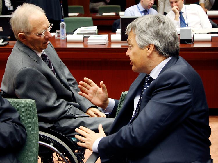 Bundesfinanzminister Wolfgang Schäuble spricht mit seinem belgischen Amtskollegen Didier Reynders.