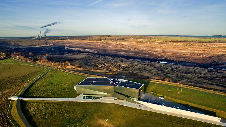 Tiefe Wunden in der Landschaft: Der Ausstieg aus dem Braunkohletagebau wie hier im Revier Helmstedt ist eine Aufgabe für Jahrzehnte.