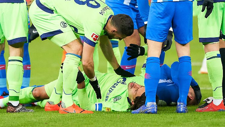 Schalkes Verteidiger Benjamin Stambouli musste in Berlin verletzt ausgewechselt werden. Mit Verdacht auf Jochbeinbruch droht ihm eine längere Pause.