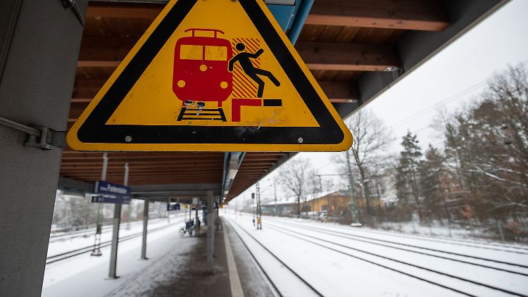 Großeinsatz am Gleis: Ein Jugendlicher soll drei Kontrahenten vor den einfahrenden Zug gestoßen haben.