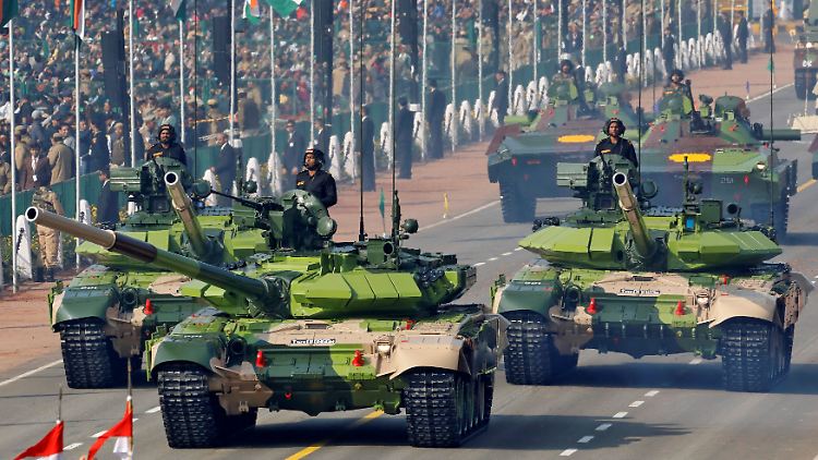 Wehrhaftes Riesenreich: "Bhishma"-Kampfpanzer aus russischer Produktion in indischen Tarnfarben.