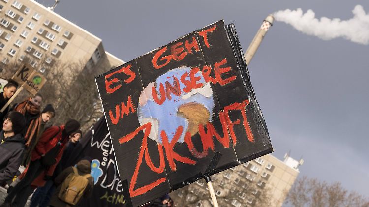 Hier demonstrieren Schüler in Berlin für den sofortigen Kohleausstieg. So schnell wird es jedoch nicht gehen.