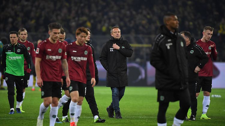 Trainer auf Abruf: Hannovers André Breitenreiter, der beim 1:5 in Dortmund keine sportlichen Argumente sammeln konnte.