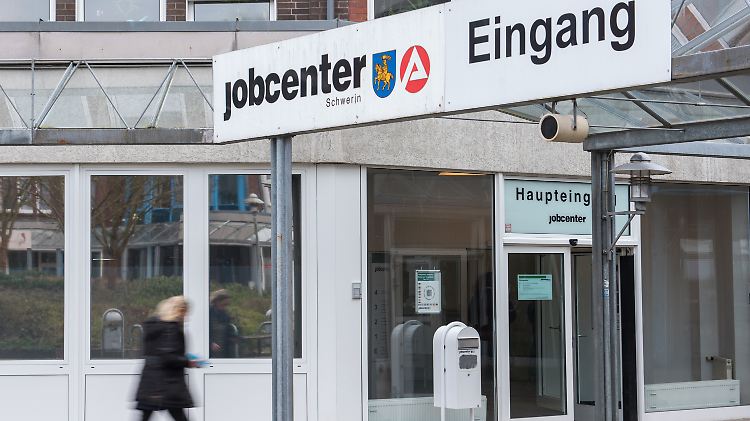 Die Arbeitslosigkeit steigt saisonbedingt.