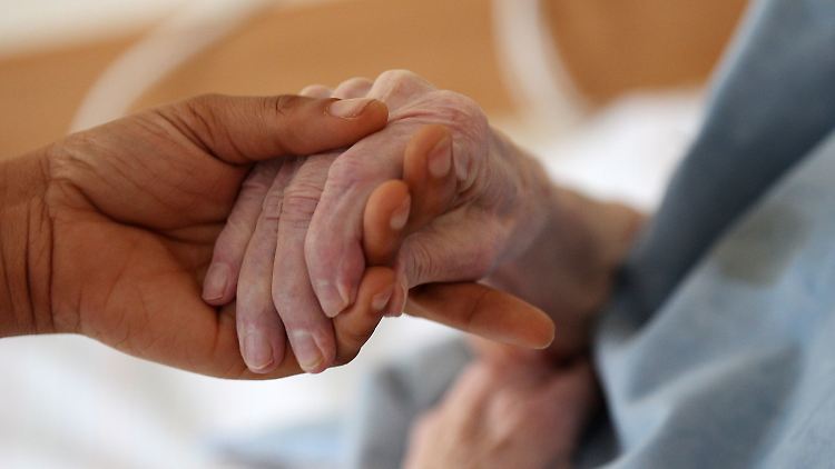 Die Verbraucherzentralen fordern Änderungen bei der Pflegeversicherung.