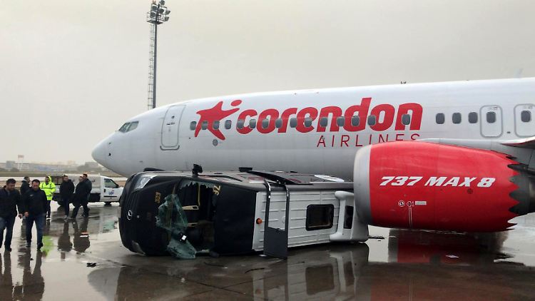 Spuren enormer Naturgewalten am Flughafen Antalya: Ein umgestürzter VIP-Bus blieb nach dem Durchzug des Tornados neben einer geparkten Boeing 737 liegen.