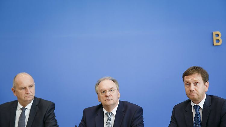 Die Ministerpräsidenten von Brandenburg, Sachsen-Anhalt und Sachsen (l-r): Dietmar Woidke (SPD), Reiner Haseloff (CDU) und Michael Kretschmer (CDU).