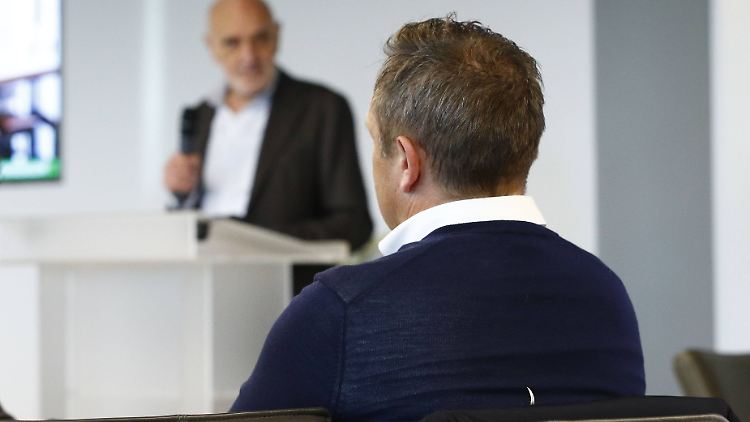 Beim Neujahrsempfang erfuhr (Ex)-Coach Breitenreiter, dass sich der Verein mit Alternativen beschäftigt.
