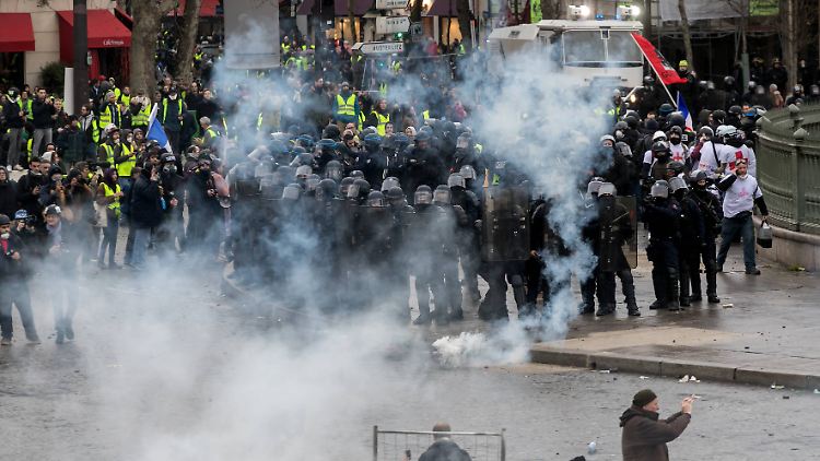 Paris am Samstag: Polizisten und Demonstranten auf dem Place de la Bastille.