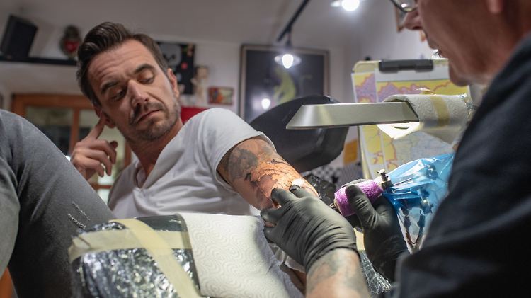 Neue Aufgabe, neues Tattoo: Ein Kompass ziert ab sofort den Arm von Entertainer Silbereisen.