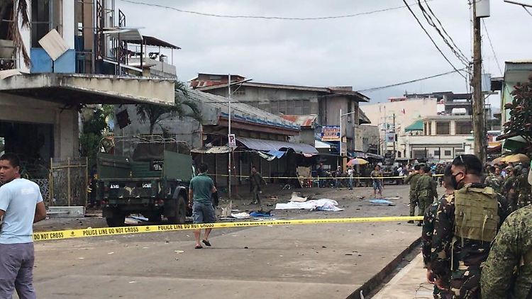 Vom Militär heißt es, die zweite Bombe sei explodiert, nachdem Soldaten herbeigeeilt waren.
