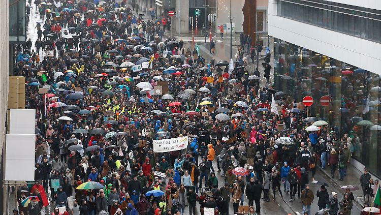 Die Teilnehmerzahl war noch höher als bei einem Klima-Marsch in Brüssel Anfang Dezember. 