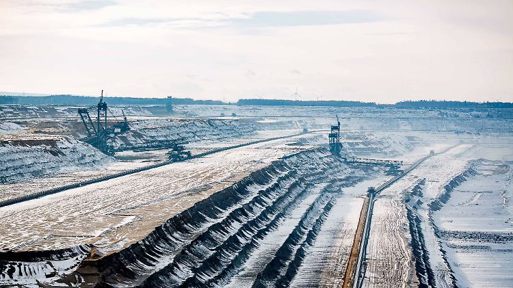 Blick in den Tagebau Hambach bei Köln: Die riesige Grube ist die größte Förderstätte von RWE im Rheinischen Braunkohlerevier.