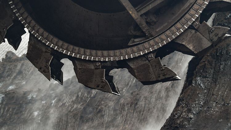 Ein Schaufelradbagger trägt Braunkohle im Leag-Tagebau Welzow-Süd: Allein hier wurden bislang jährlich etwa 20 Millionen Tonnen Rohbraunkohle aus dem Boden geholt.